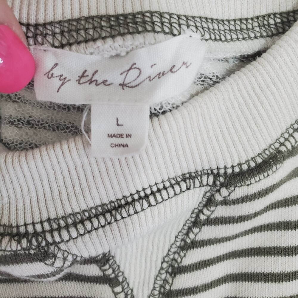 By the River | Puff Pleated Shoulder Striped Sweatshirt Regencycore - Picture 6 of 8